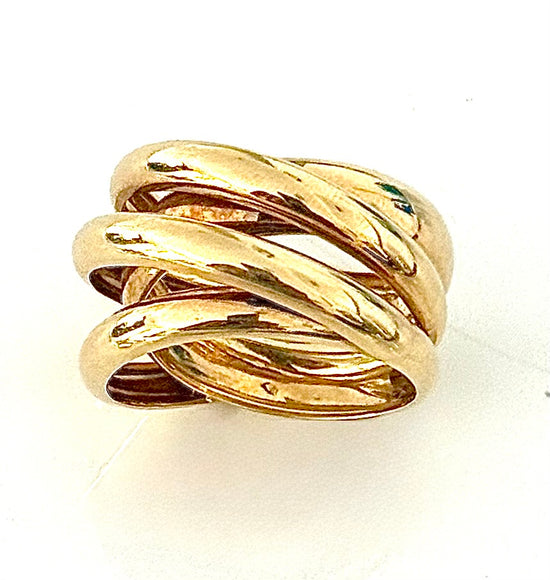 Anillo de oro amarillo 18K con brazos entrelazados