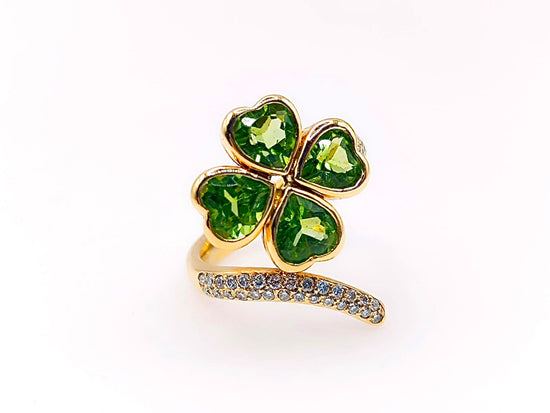 Anillo de oro amarillo de peridotos y diamantes 0,35 ct