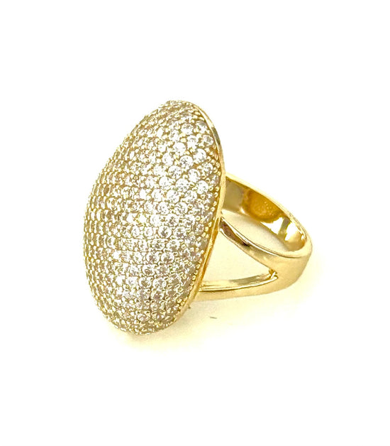 Anillo de plata dorada con forma de avellana cuajado de circonitas blancas