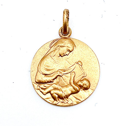Medalla de la Virgen con el niño de oro amarillo mate