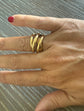 Anillo de oro amarillo 18K con brazos entrelazados