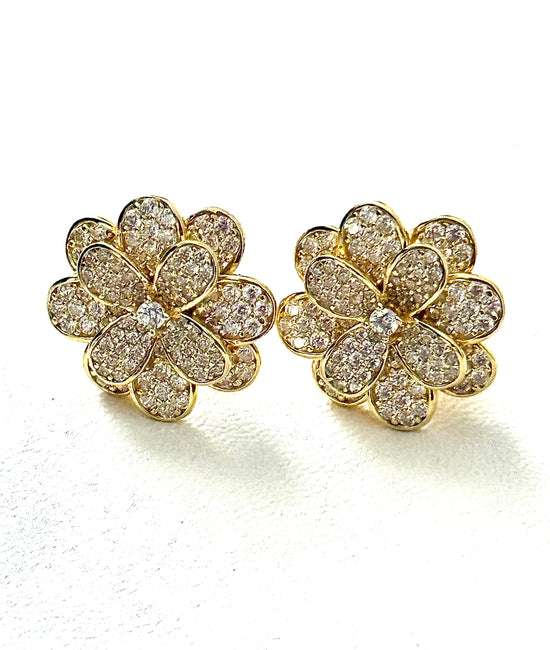 Pendientes de flor grandes pegados de plata bañada en oro amarillo y circonitas