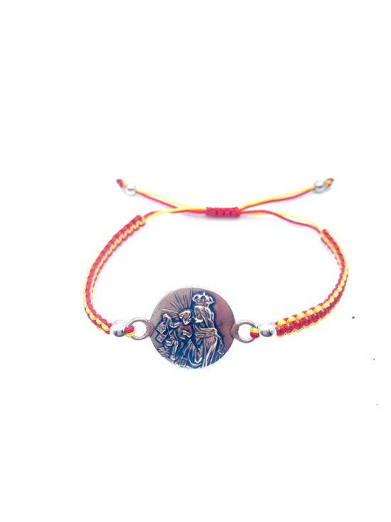 Pulsera de España en macramé con el escapulario