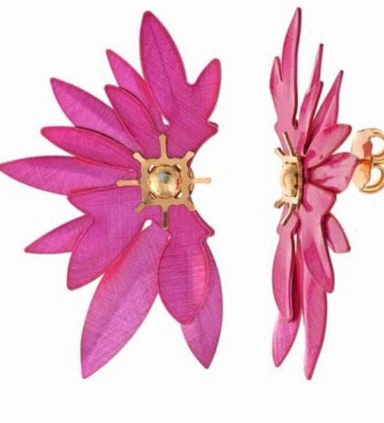 Pendientes de plata dorada y esmalte rosa de media hoja