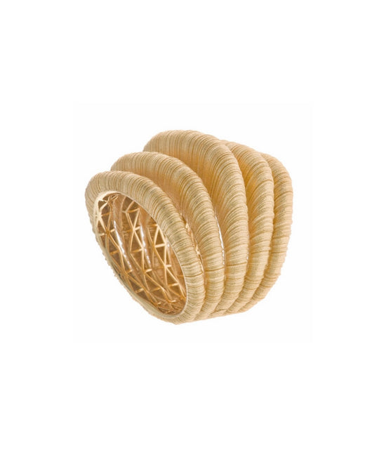 Anillo cuadrado de plata dorada en hilos